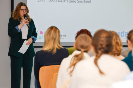 Angela Legrum (vdek) beim Vortrag